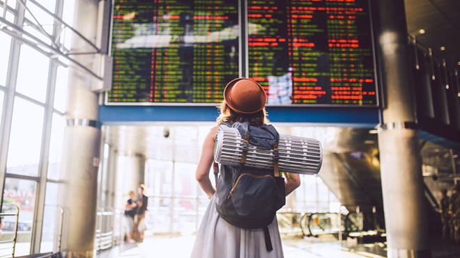 woman looking at cancelled flights delays